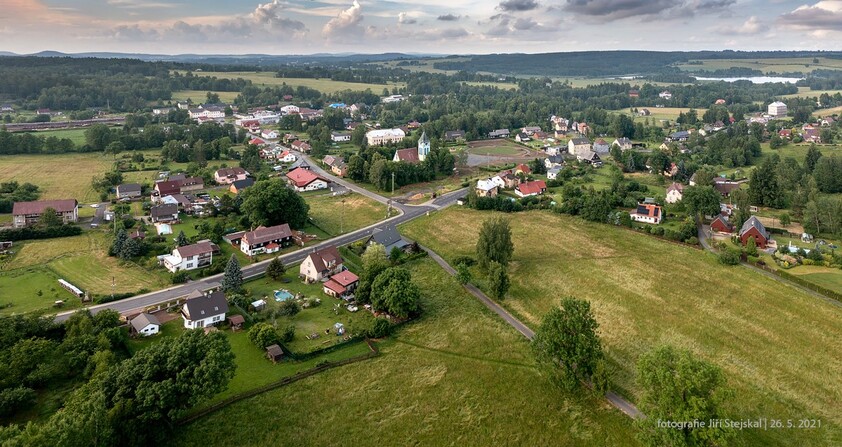 Centrum od hřiště z dronu